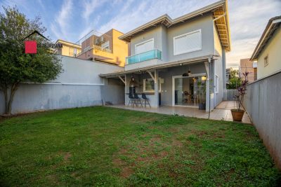 Casa  de 165m2  e 250m2 terreno em condomínio clube na Granja Viana km 26