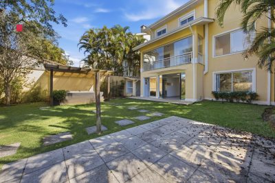 Casa a venda em condomínio fechado com 280M2 na melhor localização na Granja Viana próximo ao shopping