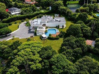Casa Térrea para Locação na Granja Viana | 4 Suítes e Piscina