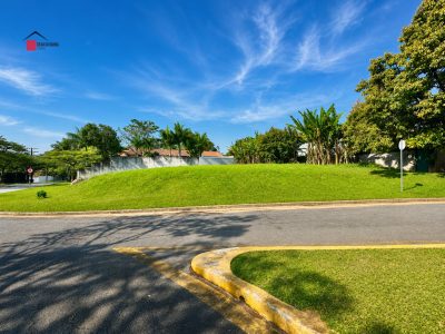 erreno à venda no Condomínio Palos Verdes, Granja Viana. Lote de esquina com 1.121 m², plano, limpo, vista privilegiada e pronto para construir.