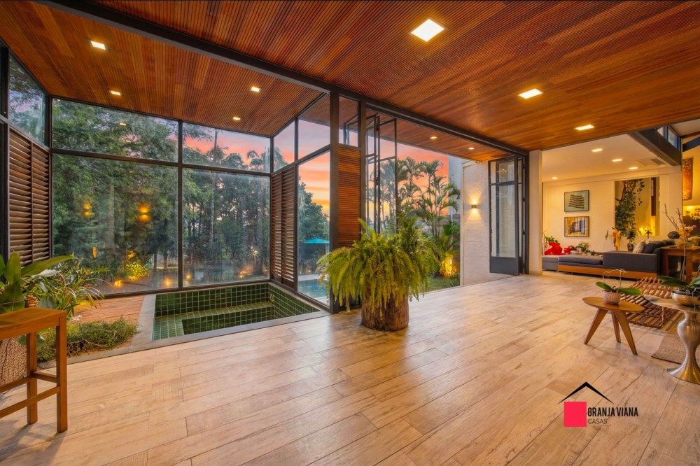 Casa de Alto Padrão à Venda na Granja Viana | 4 Suítes | 700 m² | Ao Lado do Shopping Granja Viana foto 12