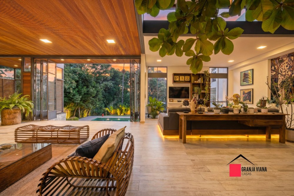 Casa de Alto Padrão à Venda na Granja Viana | 4 Suítes | 700 m² | Ao Lado do Shopping Granja Viana foto 13