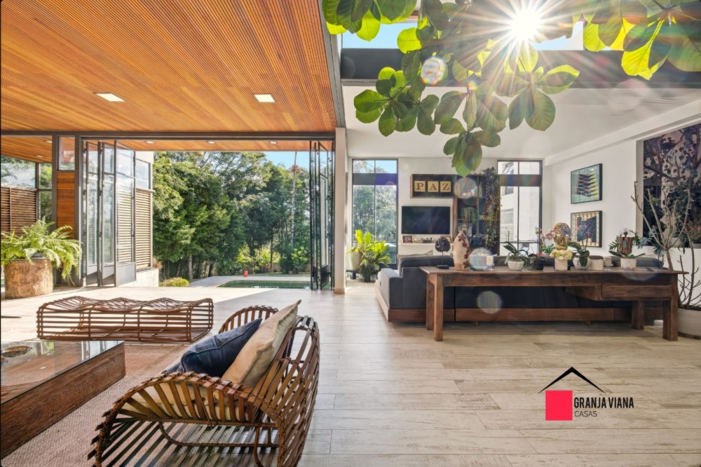 Casa de Alto Padrão à Venda na Granja Viana | 4 Suítes | 700 m² | Ao Lado do Shopping Granja Viana foto 33