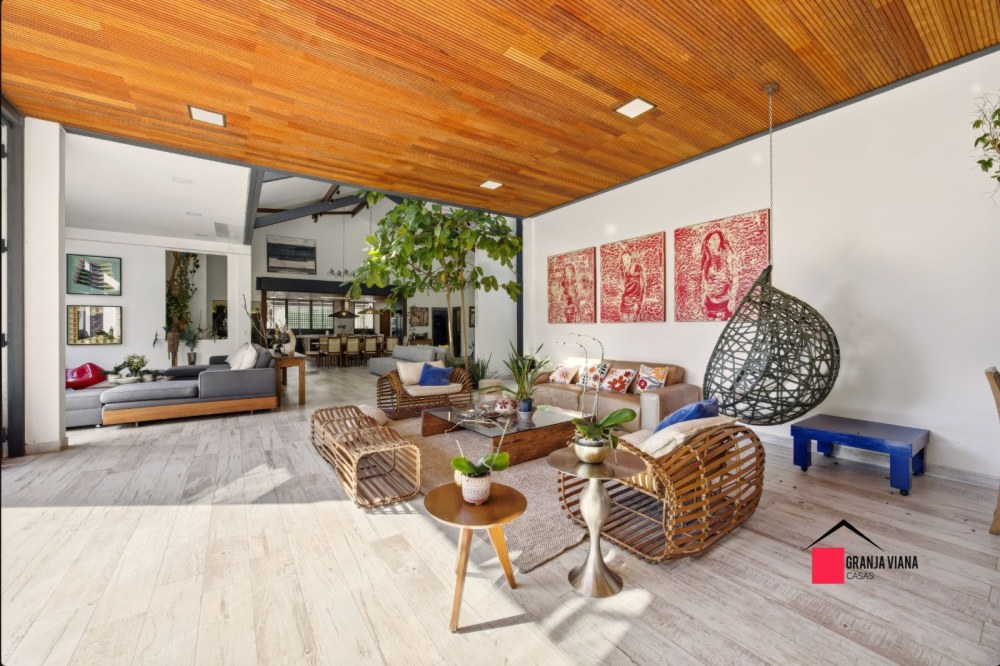 Casa de Alto Padrão à Venda na Granja Viana | 4 Suítes | 700 m² | Ao Lado do Shopping Granja Viana foto 34