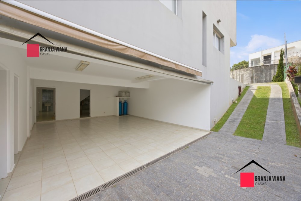 Casa semimobiliada à venda no condomínio Golf Village com vista para horizonte foto 8