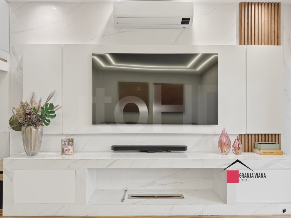 Casa de alto padrão à venda porteira fechada no condomínio Quinta da Vila Real, Granja Viana, 3 suítes, 4 vagas e 300m² de área. foto 11