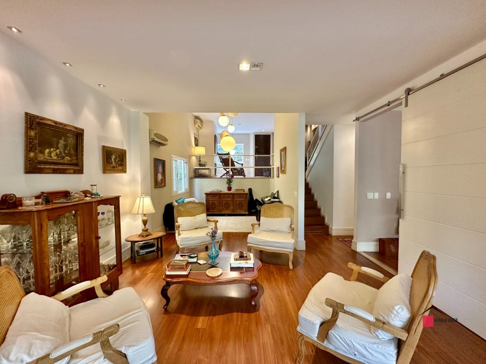 Casa de Alto Padrão à Venda na Granja Viana | 4 Suítes | Condomínio Fechado | Piscina e Sauna foto 9