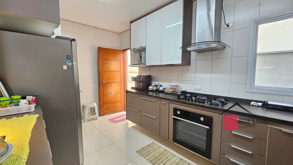 Casa de alto padrão à venda no condomínio Quinta da Vila Real, Granja Viana, 3 suítes, 4 vagas e 260m² de área. foto 4