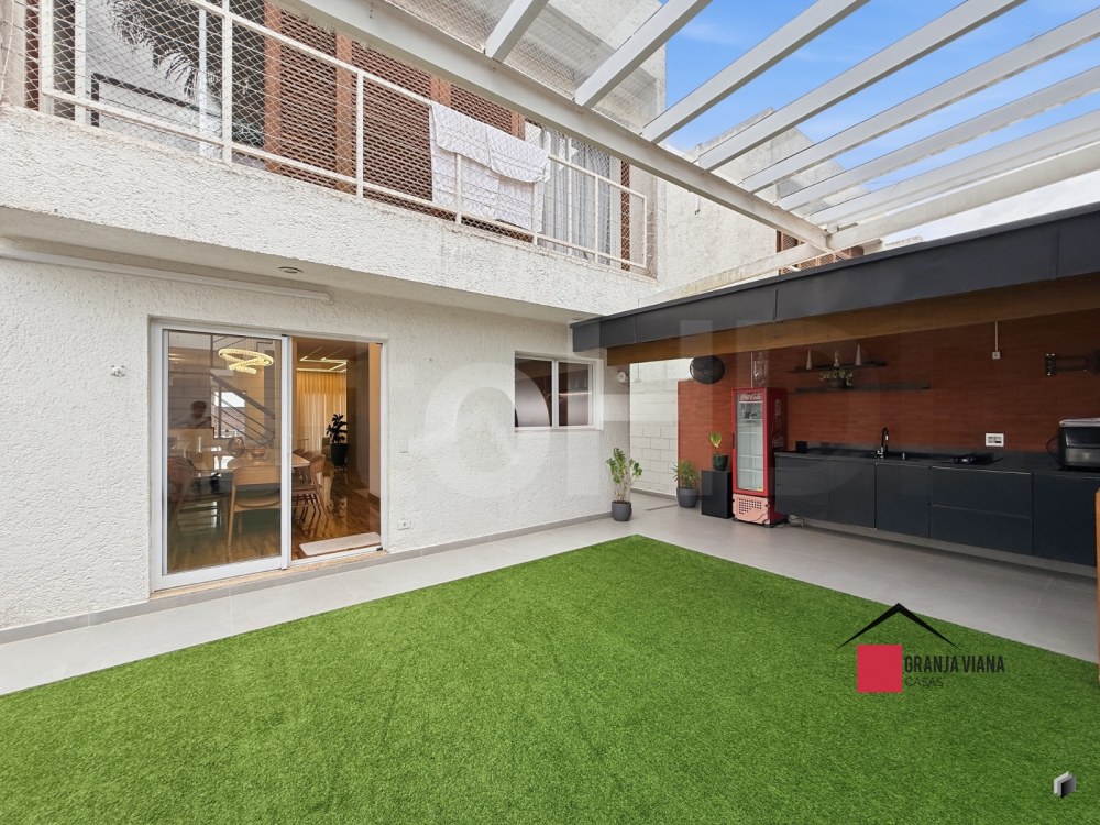 Casa de alto padrão à venda porteira fechada no condomínio Quinta da Vila Real, Granja Viana, 3 suítes, 4 vagas e 300m² de área. foto 3