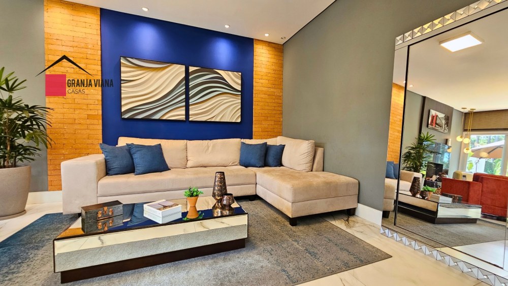 Casa de alto padrão à venda porteira fechada no condomínio Quinta da Vila Real, Granja Viana, 3 suítes, 4 vagas e 300m² de área.