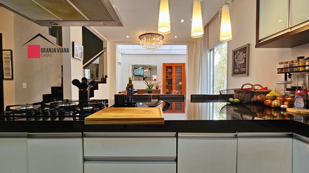 Casa de alto padrão à venda porteira fechada no condomínio Quinta da Vila Real, Granja Viana, 3 suítes, 4 vagas e 300m² de área. foto 25