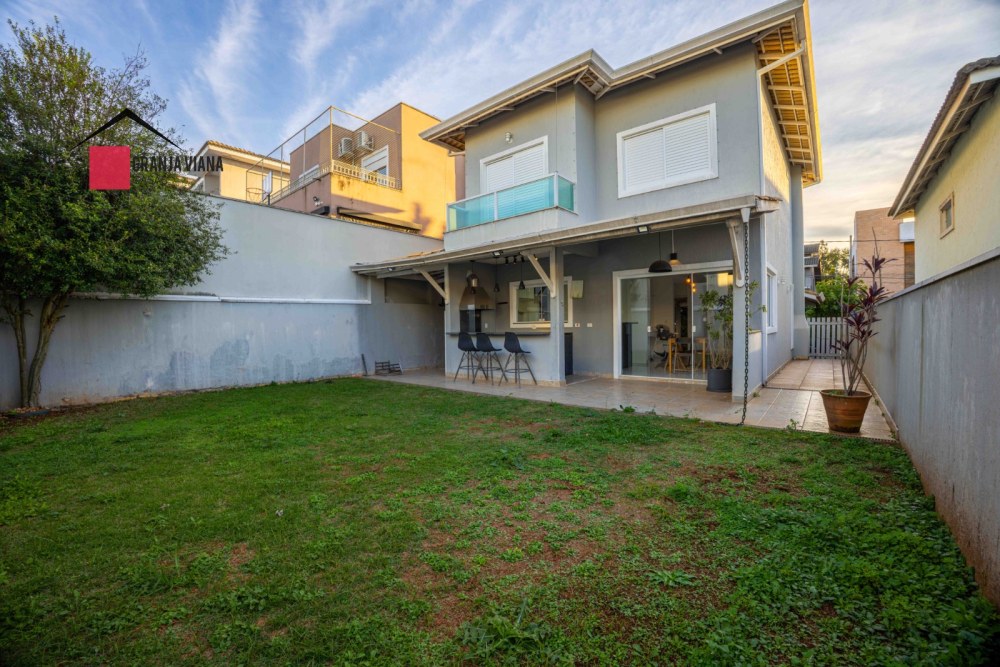 Casa de 165m2 e 250m2 terreno em condomínio clube na Granja Viana km 26
