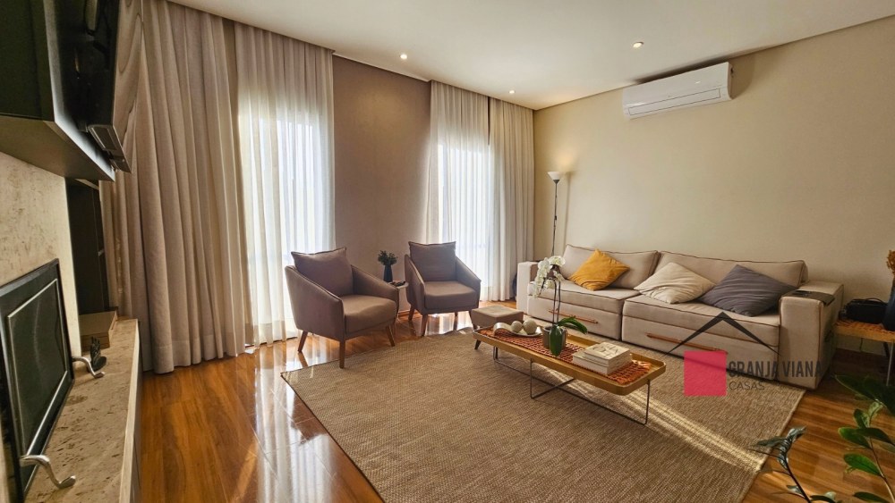 Casa de alto padrão à venda no condomínio Quinta da Vila Real, Granja Viana, 3 suítes, 4 vagas e 260m² de área. foto 2