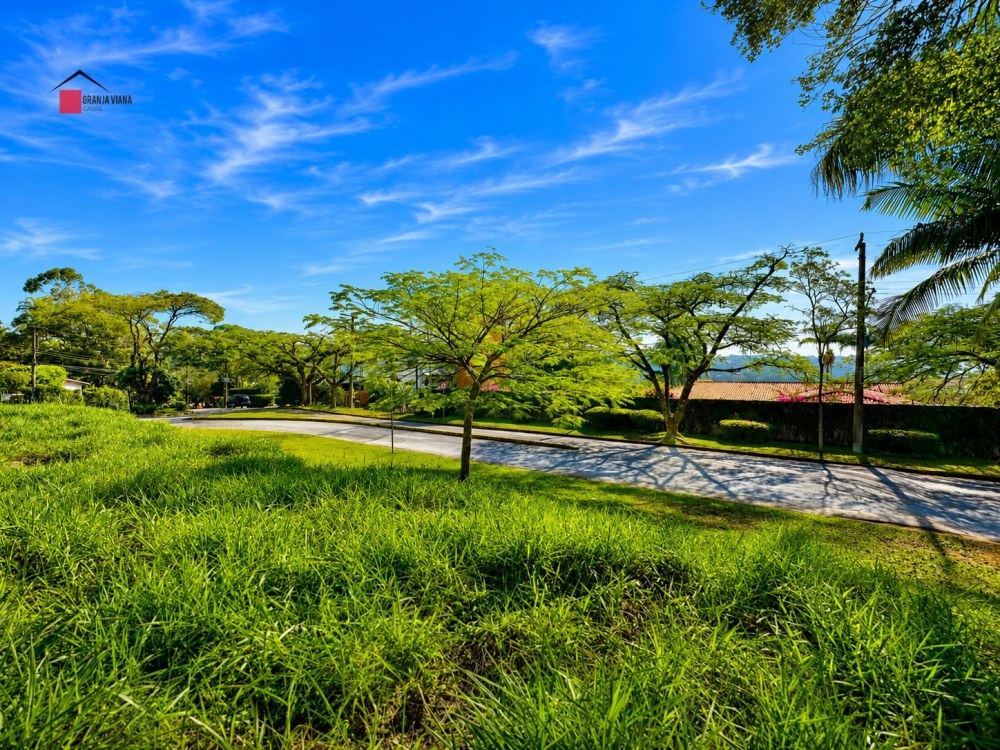 Terreno à venda no Condomínio Palos Verdes, Granja Viana. Lote de esquina com 1.121 m², plano, limpo, vista privilegiada e pronto para construir. foto 2