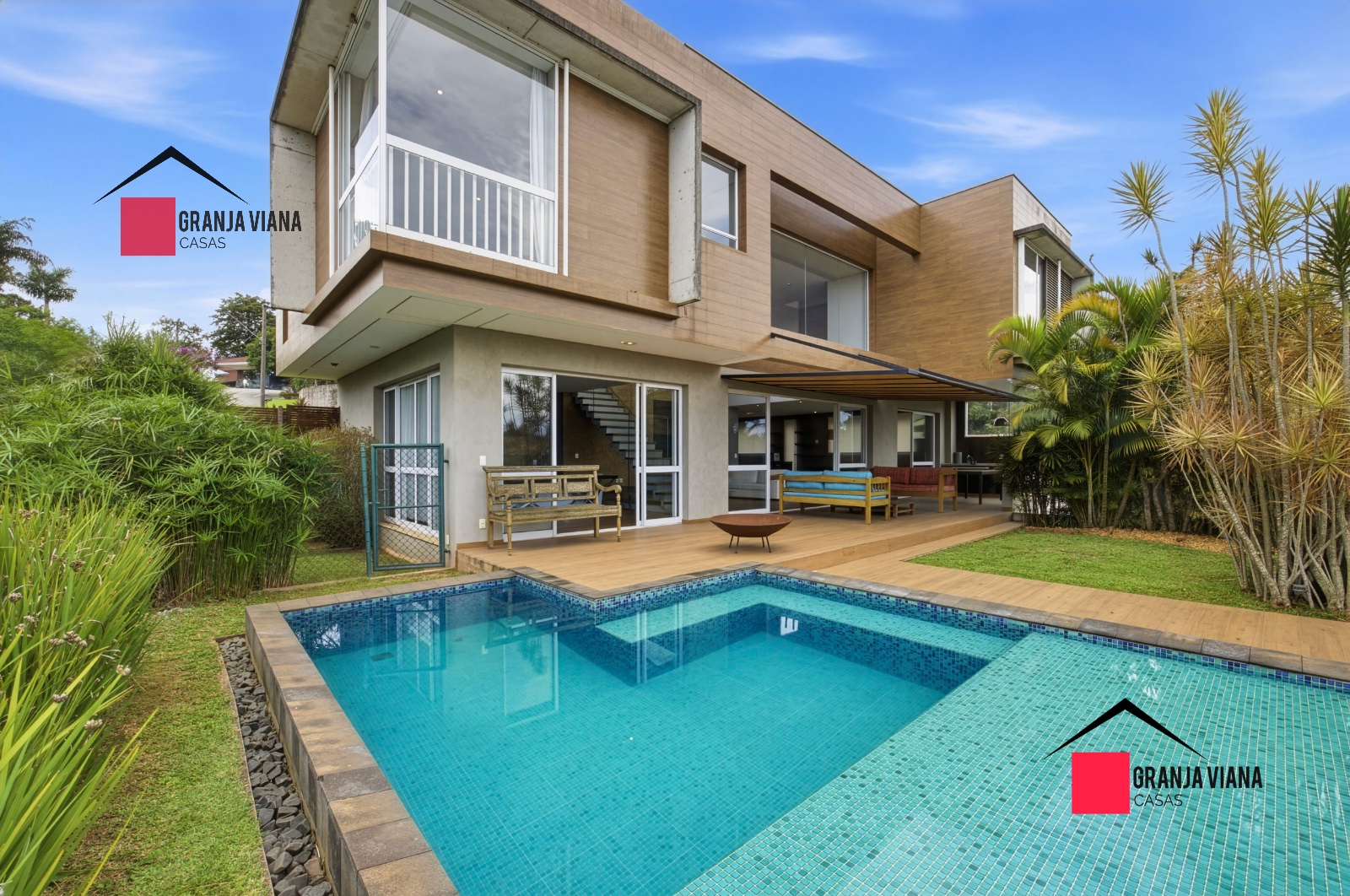 Casa semimobiliada à venda no condomínio Golf Village com vista para horizonte