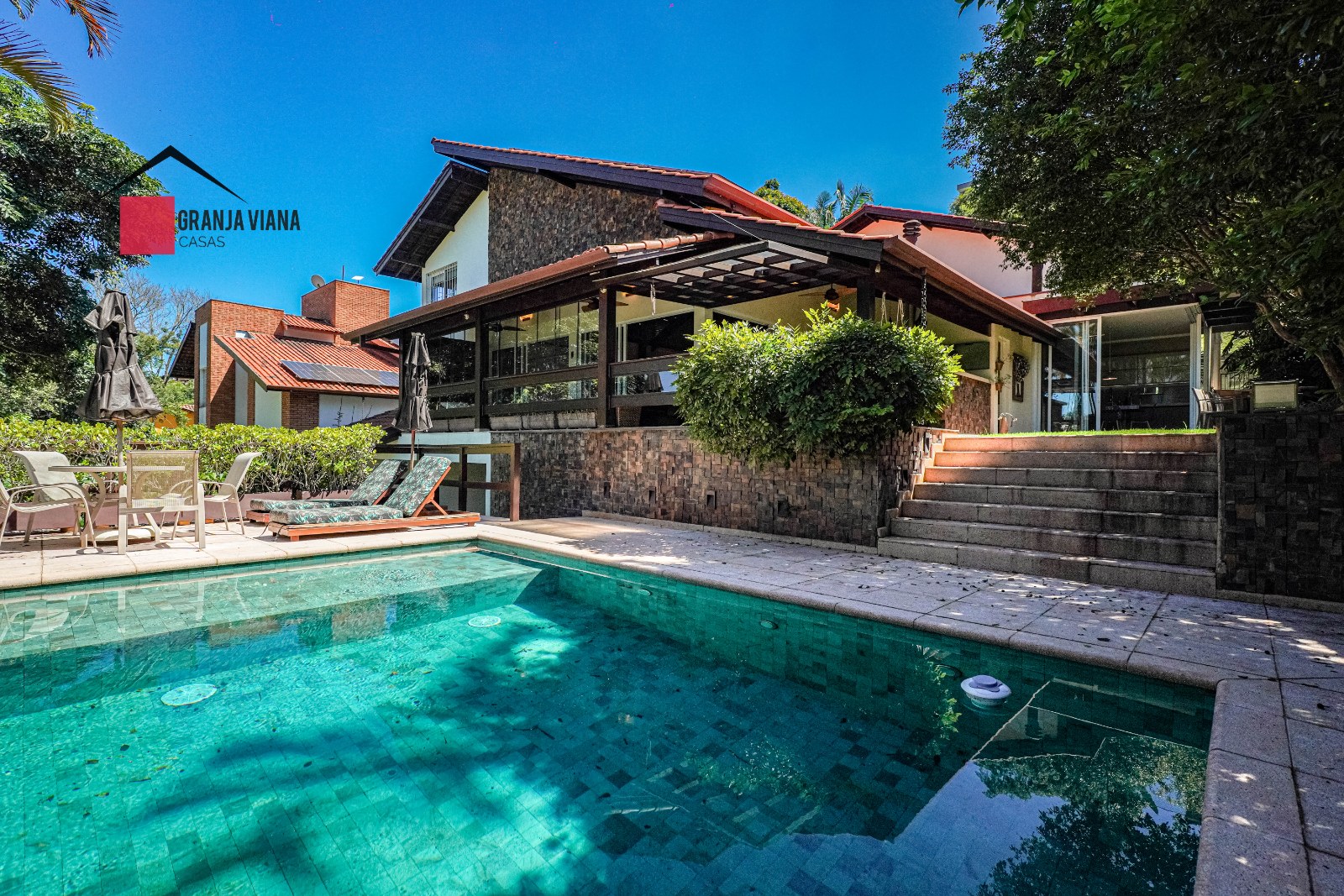 Casa com 4 dormitórios, sendo 4 suítes para venda na região Granja Viana - Cotia - SP