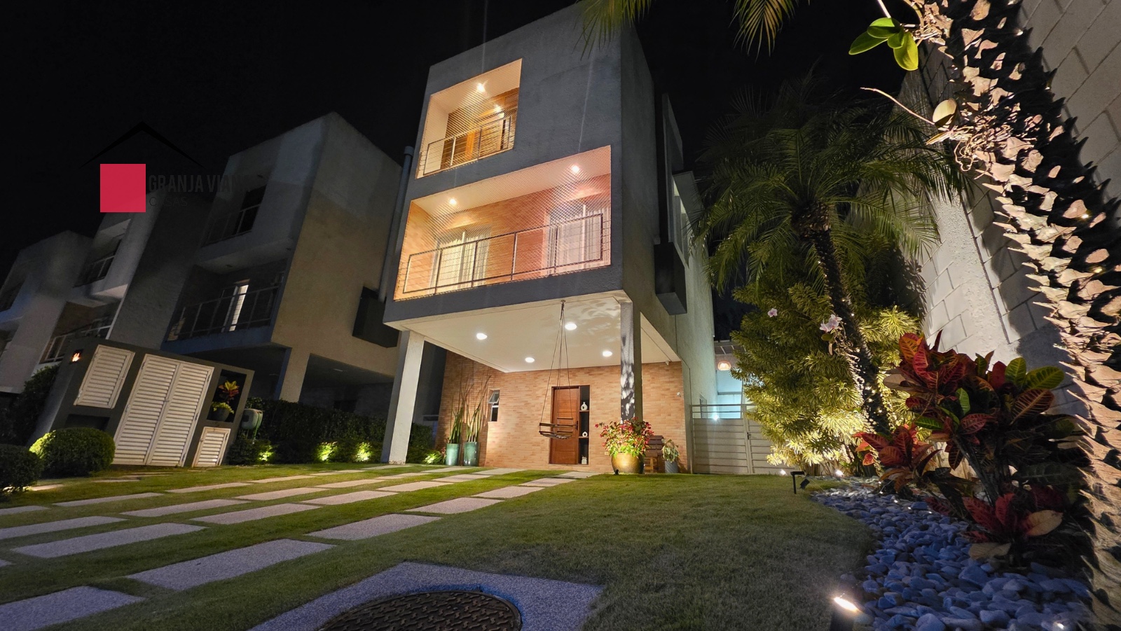 Casa de alto padrão à venda porteira fechada no condomínio Quinta da Vila Real, Granja Viana, 3 suítes, 4 vagas e 300m² de área.