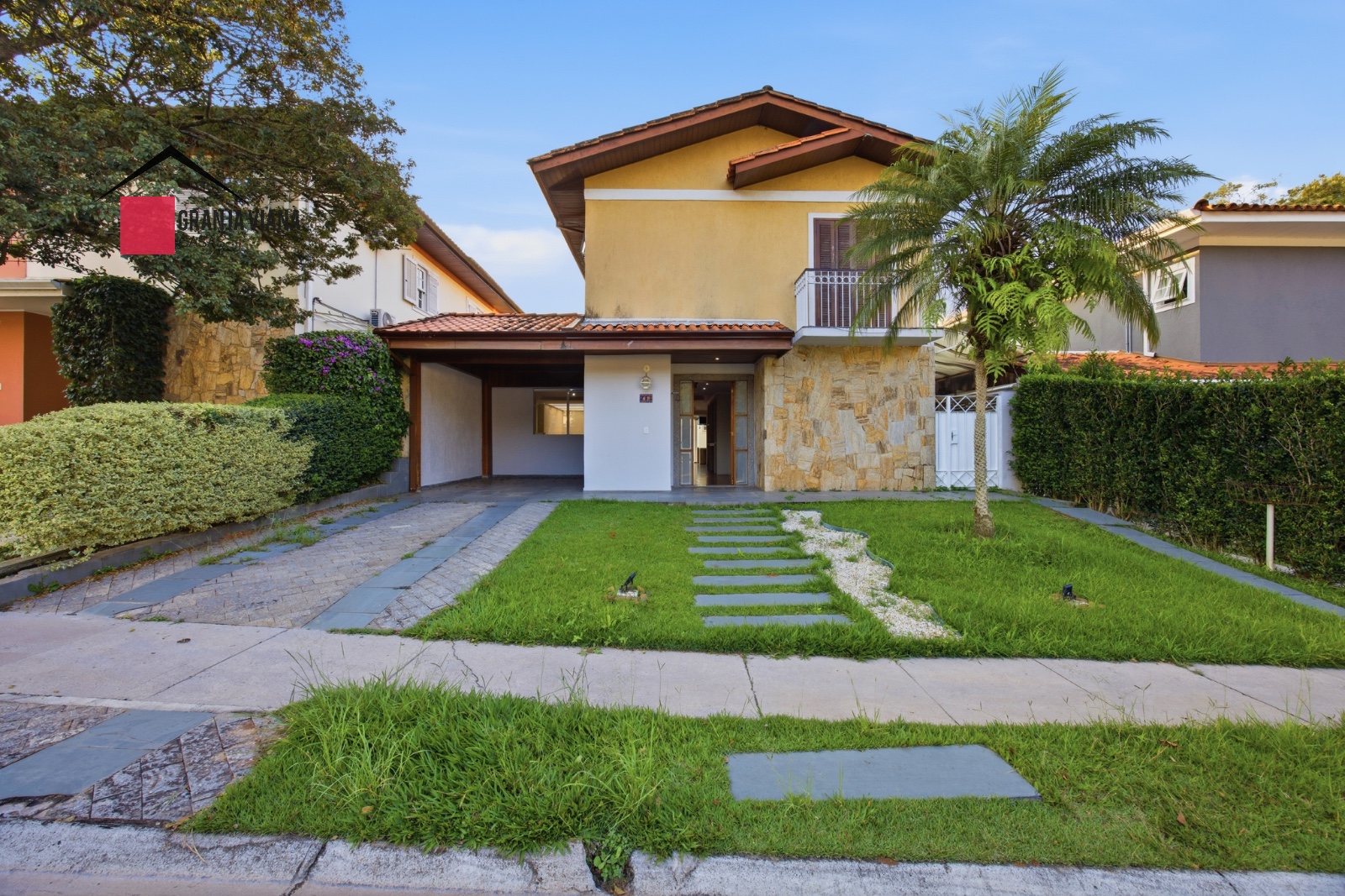 Casa à venda condomínio Carmel.