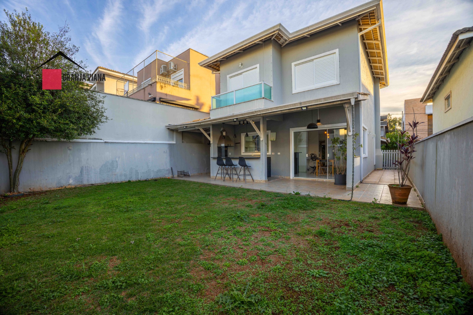 Casa  de 165m2  e 250m2 terreno em condomínio clube na Granja Viana km 26