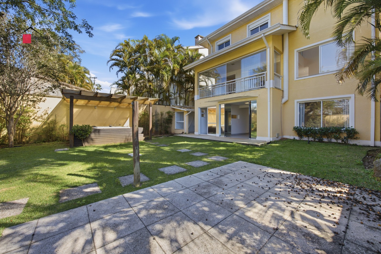 Casa a venda em condomínio fechado com 280M2 na melhor localização na Granja Viana próximo ao shopping