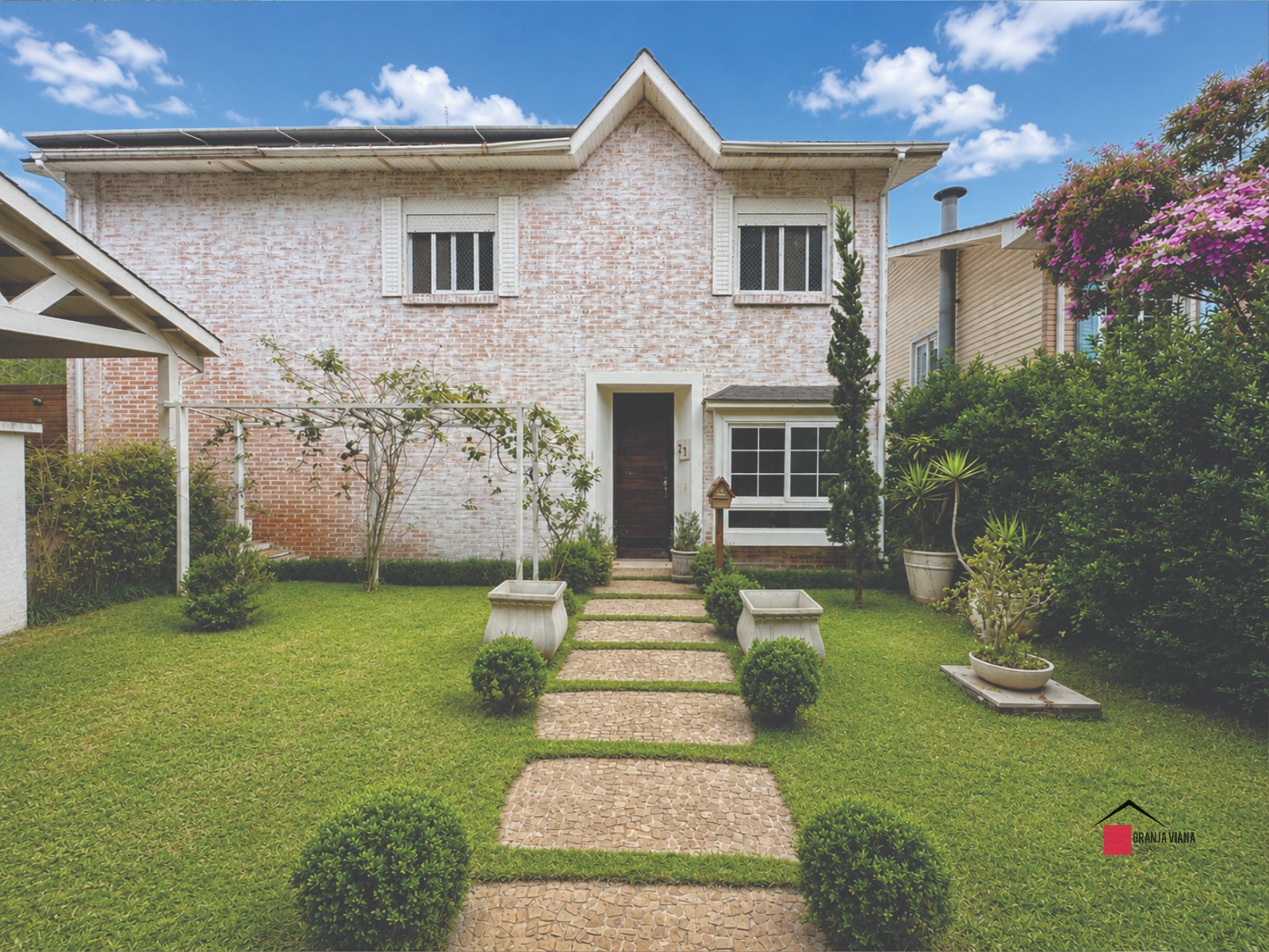 Casa de Alto Padrão à Venda na Granja Viana | 4 Suítes | Condomínio Fechado | Piscina e Sauna