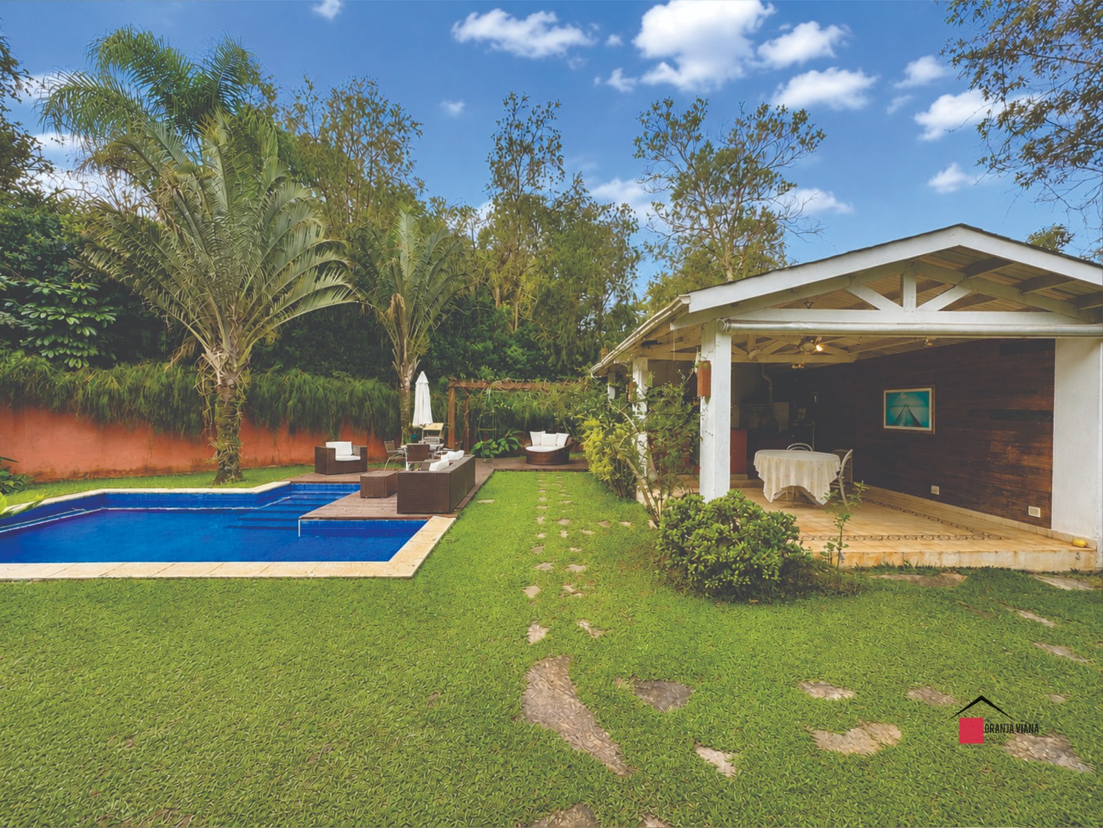 Casa de Alto Padrão à Venda na Granja Viana | 4 Suítes | Condomínio Fechado | Piscina e Sauna